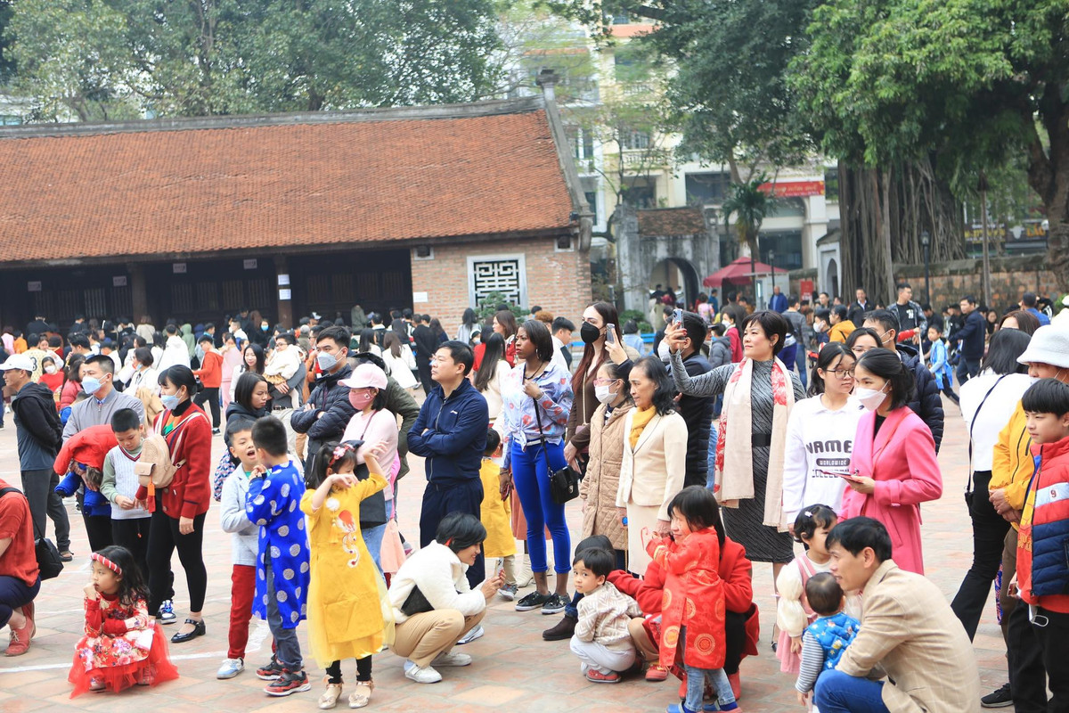 Sau khi lễ xong, nhiều người tranh thủ nghỉ ngơi tại sân Văn Miếu và chụp ảnh lưu niệm.