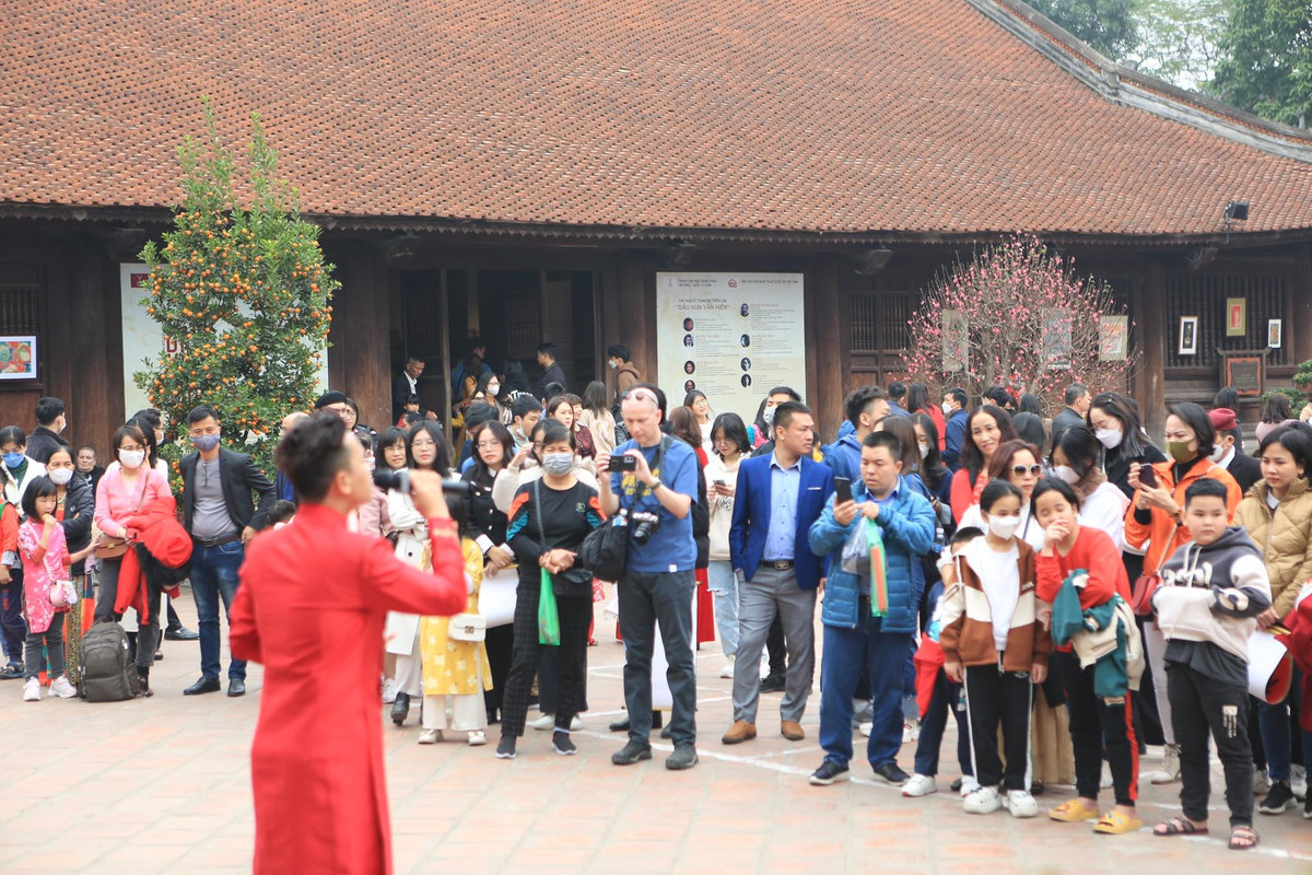 Từ lâu nay, nhiều gia đình Hà Nội có truyền thống đến Văn Miếu du xuân, thắp nén nhang, dâng lễ trước ban thờ Khổng Tử và các bậc tiên hiền trong Đại Bái Đường, cùng ban thờ danh nhân Chu Văn An trong nhà Thái Học để mong cho một năm mới tốt đẹp, việc học trôi chảy.