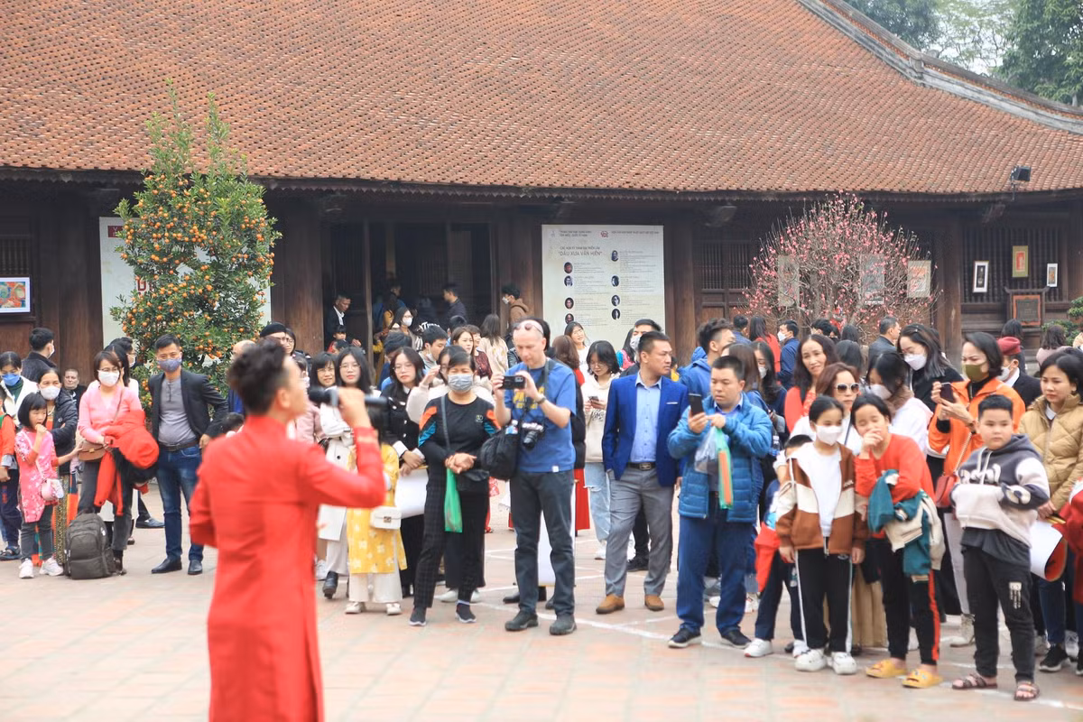 Từ lâu nay, nhiều gia đình Hà Nội có truyền thống đến Văn Miếu du xuân, thắp nén nhang, dâng lễ trước ban thờ Khổng Tử và các bậc tiên hiền trong Đại Bái Đường, cùng ban thờ danh nhân Chu Văn An trong nhà Thái Học để mong cho một năm mới tốt đẹp, việc học trôi chảy.