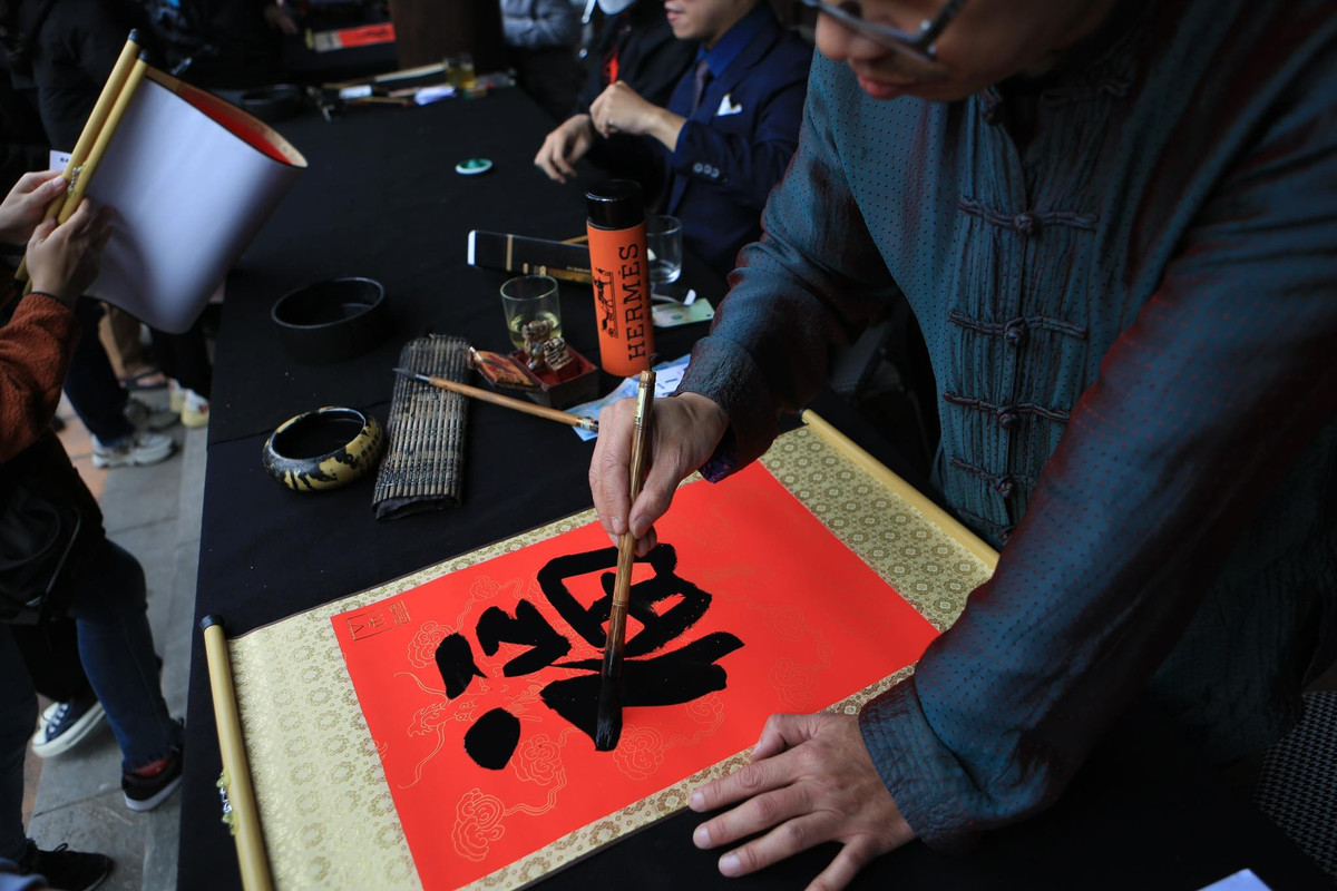 Ông đồ tại Văn Miếu - Quốc Tử Giám khá đắt hàng với hàng dài người xin chữ đầu năm.