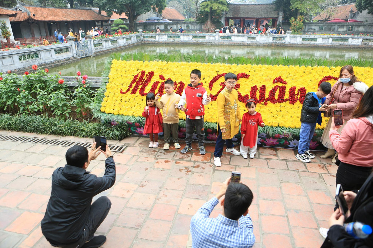 Dù khu vực bán vé mở 4 cửa để "giảm nhiệt" đường vào, nhưng người dân vẫn phải xếp hàng chờ đợi khá lâu. Nhiều du khách quốc tế cũng tới đây tham quan, du lịch, trải nghiệm không khí Tết cổ truyền Việt Nam.