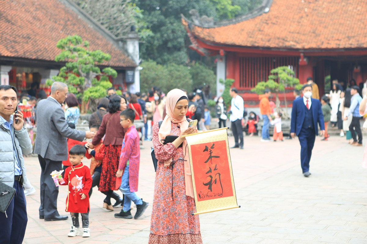 Một người bạn nước ngoài tới Văn Miếu vào đầu năm mới cũng xin chữ để về làm kỉ niệm du lịch Tết Nguyên Đán tại Việt Nam.