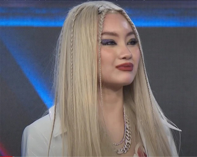 Vẫn biết phong cách của Kellie là cá tính, phá cách nhưng khi được tô vẽ cực kì sắc sảo và đậm màu thì gương mặt tuổi thiếu nữ của nữ rapper trở nên gượng gạo, "được" cộng thêm cả chục tuổi.