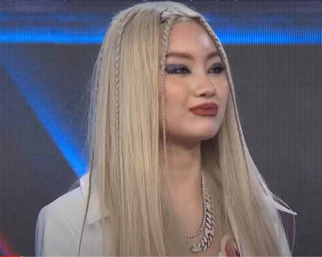 Vẫn biết phong cách của Kellie là cá tính, phá cách nhưng khi được tô vẽ cực kì sắc sảo và đậm màu thì gương mặt tuổi thiếu nữ của nữ rapper trở nên gượng gạo, "được" cộng thêm cả chục tuổi.