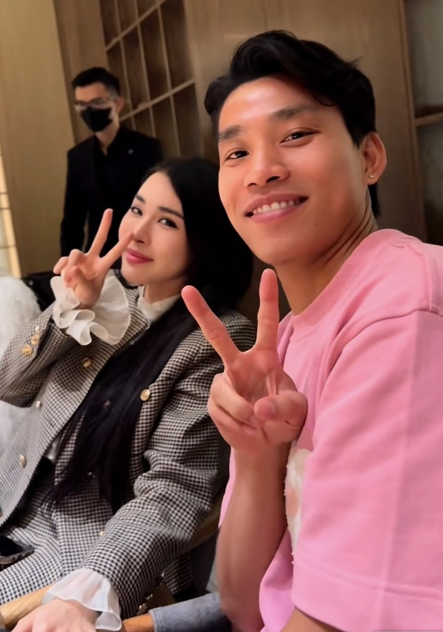 Tạo hình cô dâu của hot girl phòng gym lập tức gây xôn xao. Nhiều người đồn đoán ngày Vũ Văn Thanh và Trần Bích Hạnh về chung một nhà chắc không còn xa.