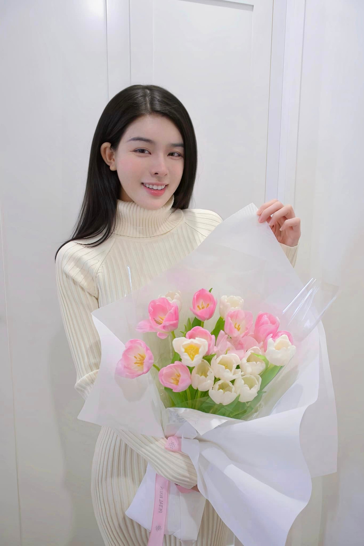 Thậm chí, nhiều netizen đồn đoán rằng với gia thế không phải dạng vừa của đàng gái cùng khối tài sản "khủng" của đàng trai sau nhiều năm đá bóng, làng bóng đá Việt sẽ có thêm một đám cưới cổ tích linh đình, gây sốt mạng xã hội.