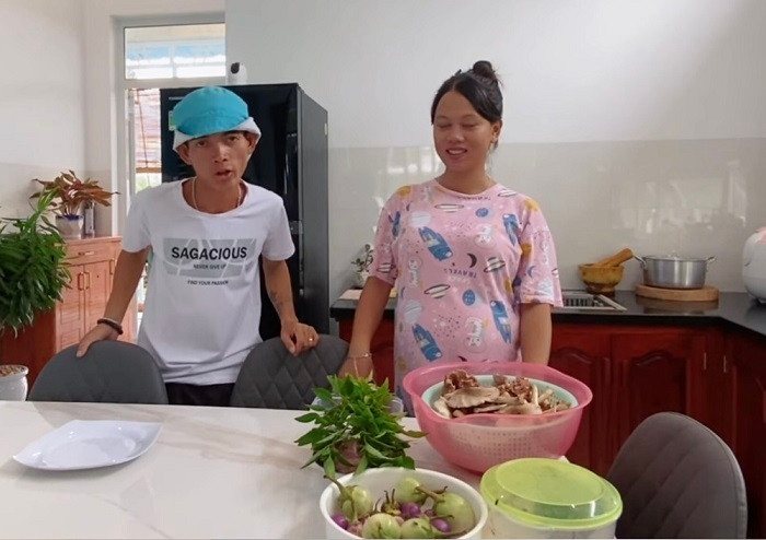 Nam YouTuber bày tỏ niềm hạnh phúc khi có được ngôi nhà của riêng mình sau bao năm vất vả: “Năm xưa 2 vợ chồng lụ khụ đi ở trọ giờ mới có căn nhà mình xây, được ăn trong chính ngôi nhà của mình thì mình cũng cảm thấy hạnh phúc. Mình cũng tâm sự với mọi người, một số cô chú, các bạn vẫn còn đang ở trọ, đi làm thì mình cứ tập trung vào công việc của mình...