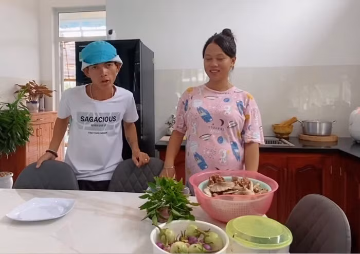 Nam YouTuber bày tỏ niềm hạnh phúc khi có được ngôi nhà của riêng mình sau bao năm vất vả: “Năm xưa 2 vợ chồng lụ khụ đi ở trọ giờ mới có căn nhà mình xây, được ăn trong chính ngôi nhà của mình thì mình cũng cảm thấy hạnh phúc. Mình cũng tâm sự với mọi người, một số cô chú, các bạn vẫn còn đang ở trọ, đi làm thì mình cứ tập trung vào công việc của mình...