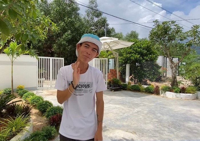 Sau khi được nhiều người biết đến hơn, Youtuber So Y Tiết có thêm cơ hội nâng cao thu nhập từ việc hát chúc mừng sinh nhật, quảng cáo,... Nhờ đó, anh chàng đã tậu được đất, xây được nhà.