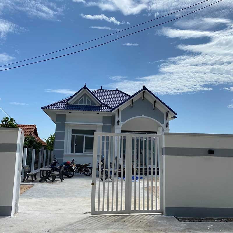 Cụ thể, căn nhà của Sô Y Tiết được xây dựng ở huyện Vân Canh, tỉnh Bình Định trên một mảnh đất rộng. Ngoài căn nhà mái thái khang trang, nam YouTuber còn có cả một khu vườn rộng mênh mông trồng rau củ và cây xanh bên cạnh.