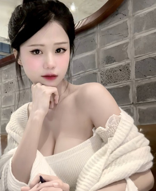 Trong khoảnh khắc mới này, YuGi Kiều Oanh hoàn toàn thoải mái, không makeup cầu kỳ, diện trang phục giản dị nhưng lại toát lên vẻ đẹp tự nhiên và quyến rũ khó cưỡng.