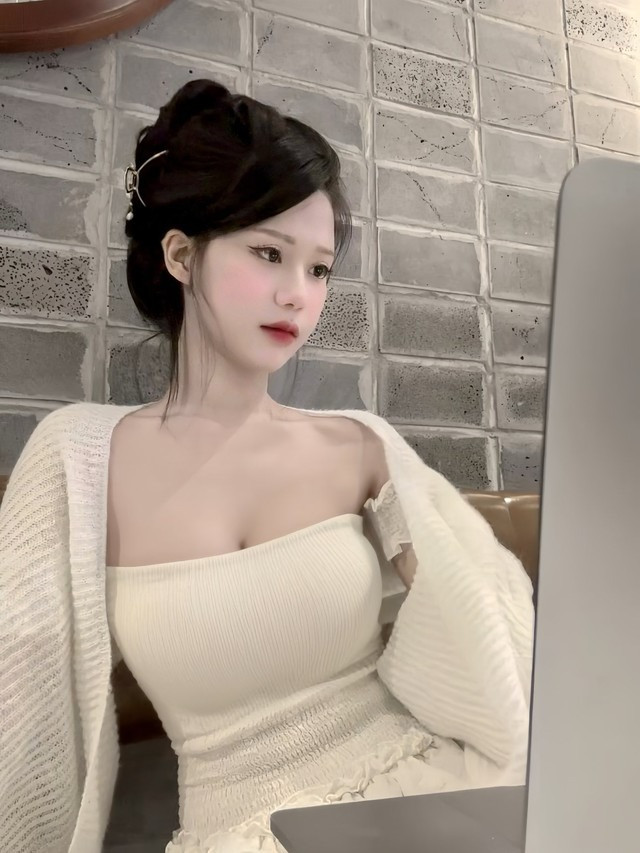 Điều khiến fan nam mê mẩn là cách YuGi Kiều Oanh lựa chọn trang phục.