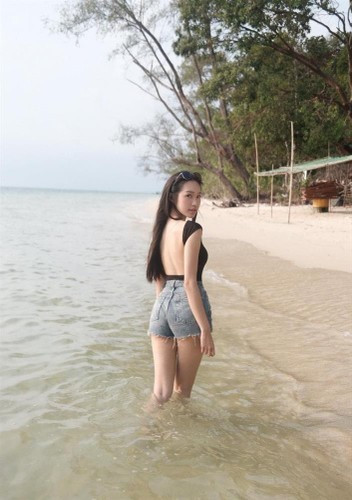 Đoàn Văn Hậu và Doãn Hải My được coi là cặp đôi trai tài gái sắc. Trong khi đàng trai là cầu thủ nổi tiếng thì đàng gái đã vừa tốt nghiệp Đại học Luật Hà Nội.