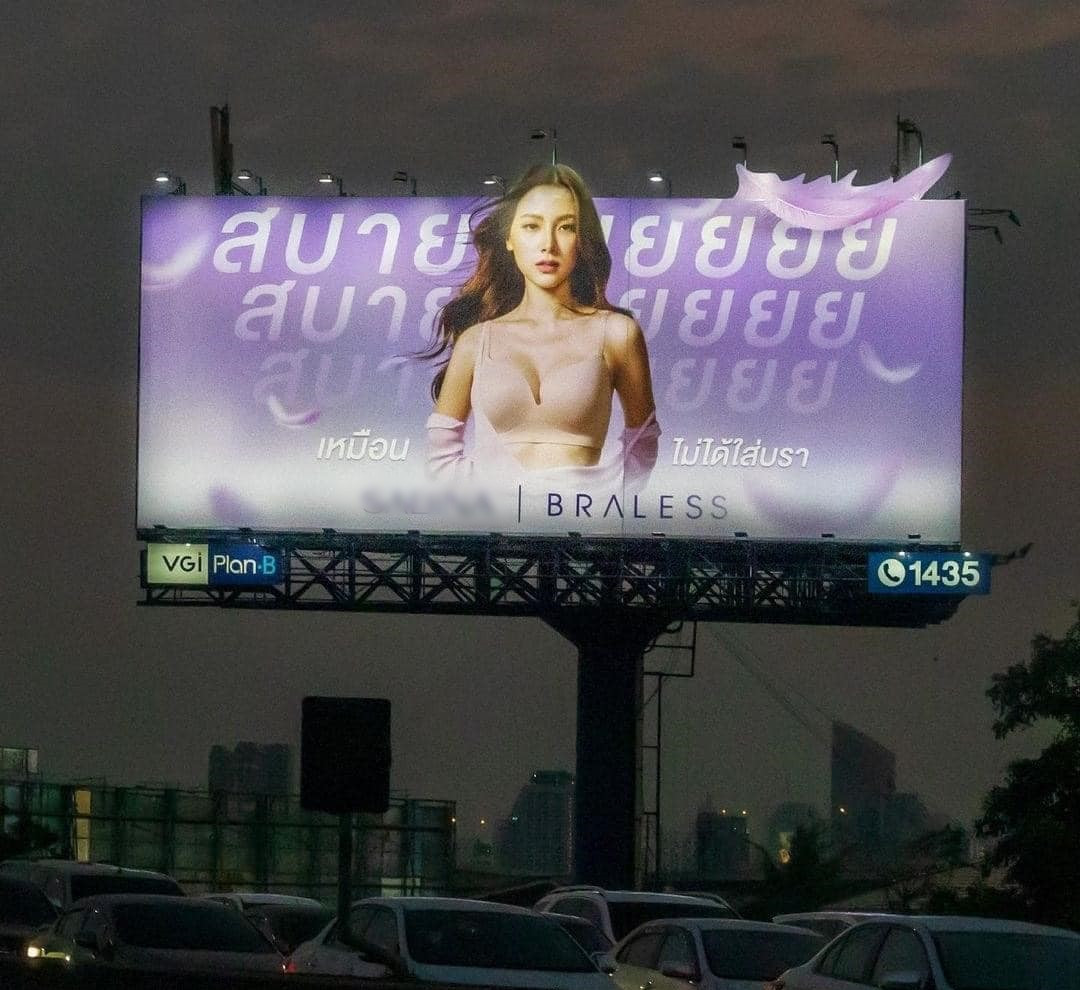 Trong đó, những mẫu áo, váy hở trọn lưng trần được người hâm mộ nhận xét quyến rũ nhất với những bức ảnh trên trang cá nhân của Baifern Pimchanok.