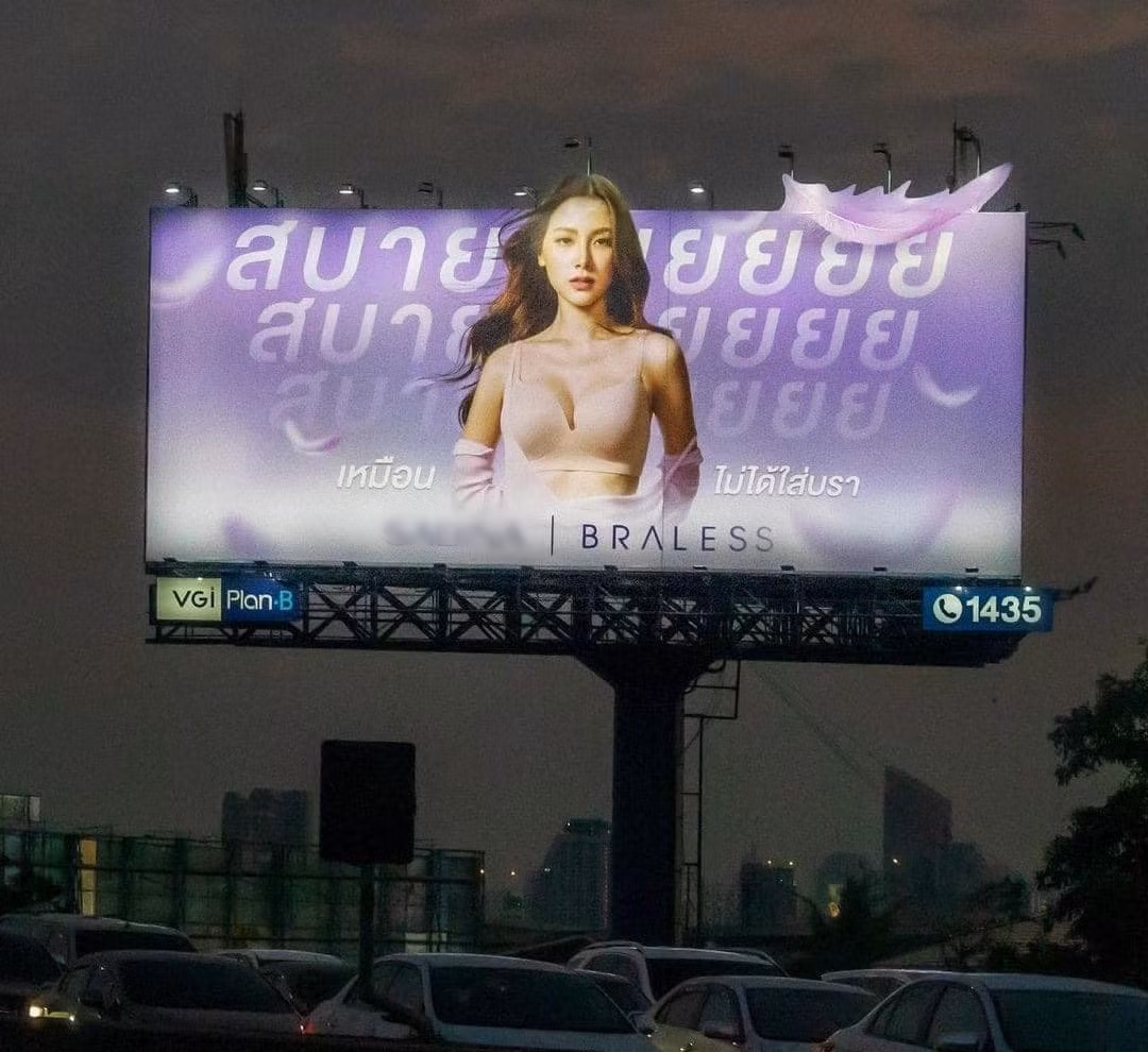 Trong đó, những mẫu áo, váy hở trọn lưng trần được người hâm mộ nhận xét quyến rũ nhất với những bức ảnh trên trang cá nhân của Baifern Pimchanok.