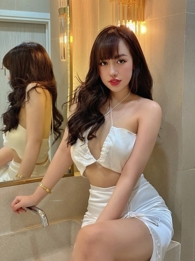Theo đuổi gu ăn mặc quyến rũ, mỗi bức hình hot girl Trúc Quỳnh chia sẻ trên Facebook hay Instagram đều thu hút hàng nghìn lượt “thả tim”