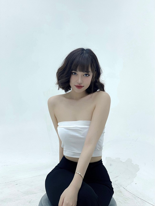 Tuy nhiên, không phải ai cũng quay lưng với Trúc Quỳnh. Nhờ sự động viên, khích lệ của mẹ, cô gái Đồng Nai quyết tâm thay đổi bản thân. Cô nàng đi làm răng sứ, phẫu thuật thẩm mỹ mũi, nhấn mí và chăm chỉ chăm sóc da.