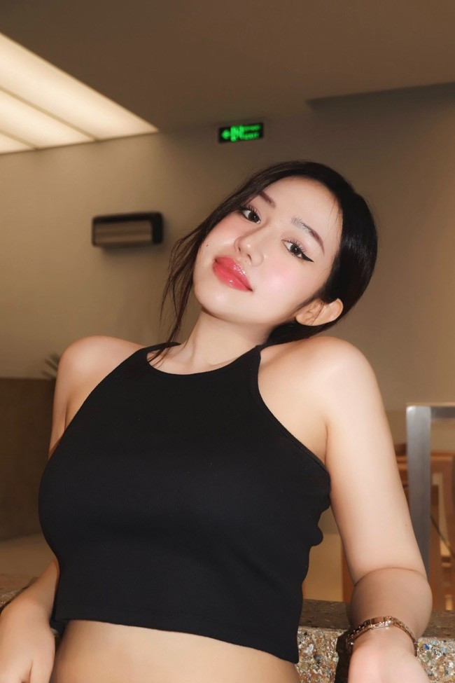 Không sở hữu chiều cao lý tưởng nhưng nhờ ba vòng cân đối, Trúc Quỳnh vẫn xinh đẹp và hấp dẫn với mọi trang phục.