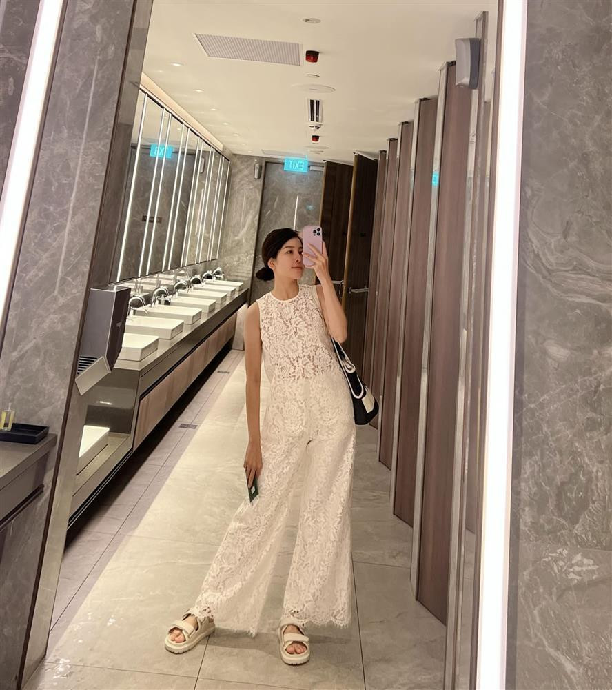 Đau ở chỗ chẳng phải hot girl Trâm Anh đi lâu dẫn đến hỏng hóc mà do bị chú chó yêu quý mang ra làm... đồ chơi, cắn rách gần hết phần quai.