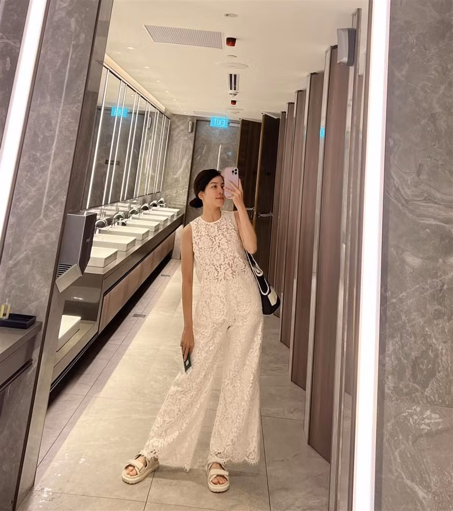 Đau ở chỗ chẳng phải hot girl Trâm Anh đi lâu dẫn đến hỏng hóc mà do bị chú chó yêu quý mang ra làm... đồ chơi, cắn rách gần hết phần quai.