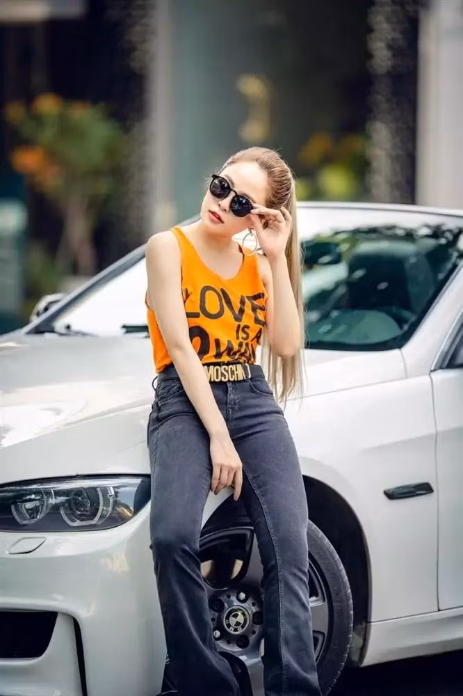 Thắt lưng Moschino 12 triệu của Trâm Anh sở hữu.