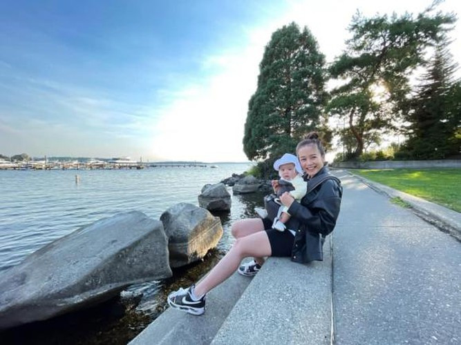 Bay chỉ khóc 30 giây là An Nguy đã thấy xót và lao ngay vào bế con. Nhiều người đến chơi nhà thấy cảnh này đã khuyên cựu vlogger đừng làm thế vì giờ bế được chứ "mai mốt nó 2-3 tuổi xem còn bế được không" song cô vẫn từ chối.