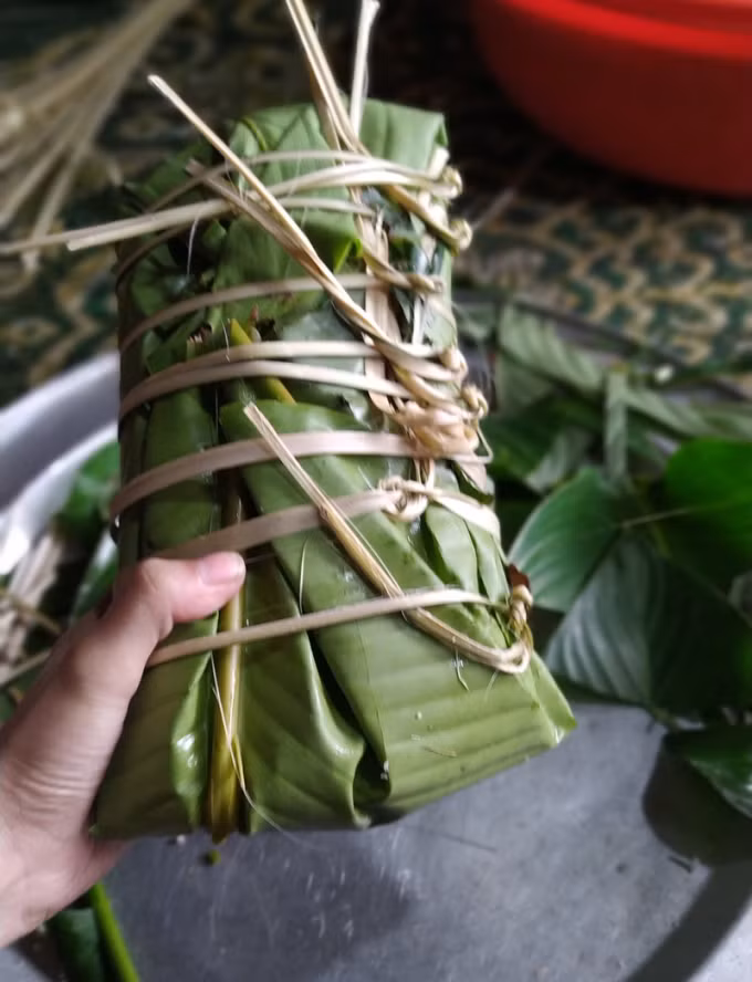 Không rõ đây là bánh chưng hay chiếc bánh tét.