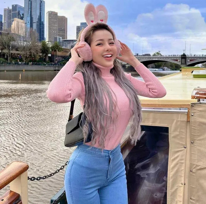 Thậm chí, hot girl Ngân 98 còn nhiều lần nhờ người yêu thay bikini trên sóng livestream, bất chấp phản ứng dữ dội của dân tình.