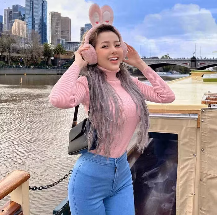 Thậm chí, hot girl Ngân 98 còn nhiều lần nhờ người yêu thay bikini trên sóng livestream, bất chấp phản ứng dữ dội của dân tình.