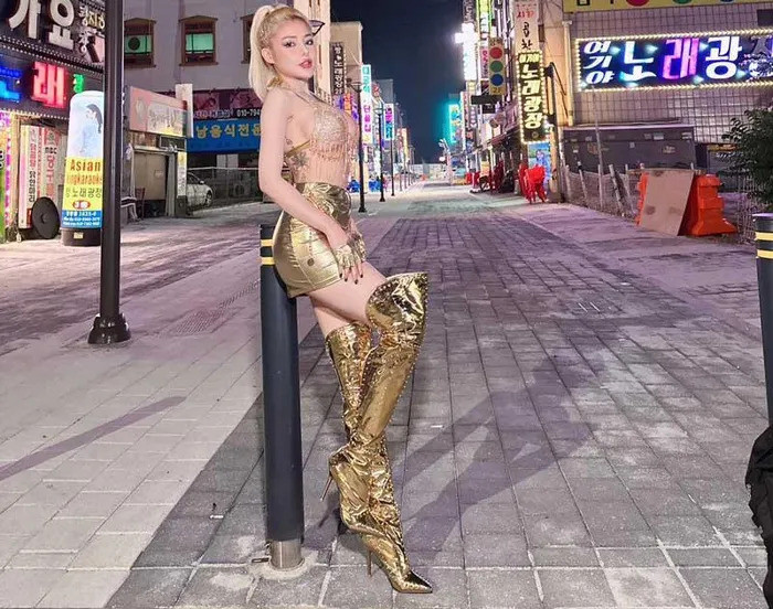 Ngoài ra, Ngân 98 còn đăng quang ngôi vị Á hậu 2 Hoa hậu Doanh nhân sắc đẹp thế giới 2019.