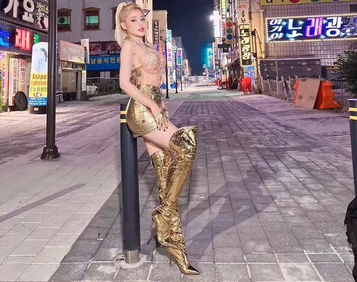 Ngoài ra, Ngân 98 còn đăng quang ngôi vị Á hậu 2 Hoa hậu Doanh nhân sắc đẹp thế giới 2019.