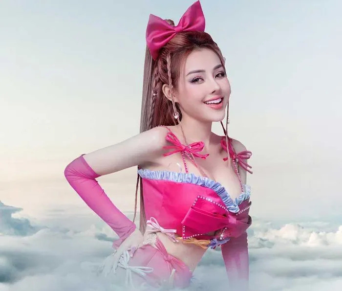 Ngoài ra, Ngân 98 còn là DJ, diễn viên, người mẫu khá đắt show.