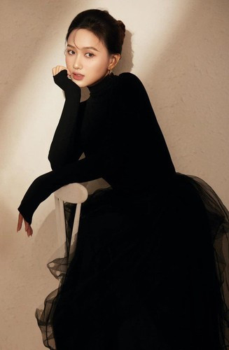 Một trong những thiết kế mà Thu Hương thích nhất diện nhất phải kể đến những chiếc váy lụa cổ điển, sang trọng.