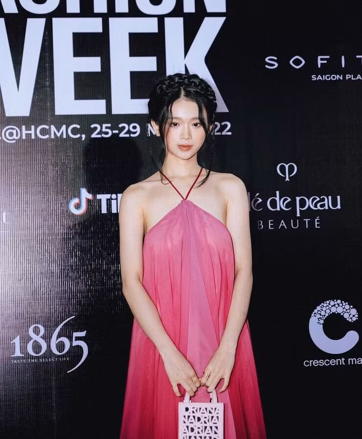 Sau nhiều năm, Linh Ka đã có sự thay đổi đáng kể trong phong cách thời trang. Cô đã tiết chế hơn những lựa chọn trang phục của bản thân.