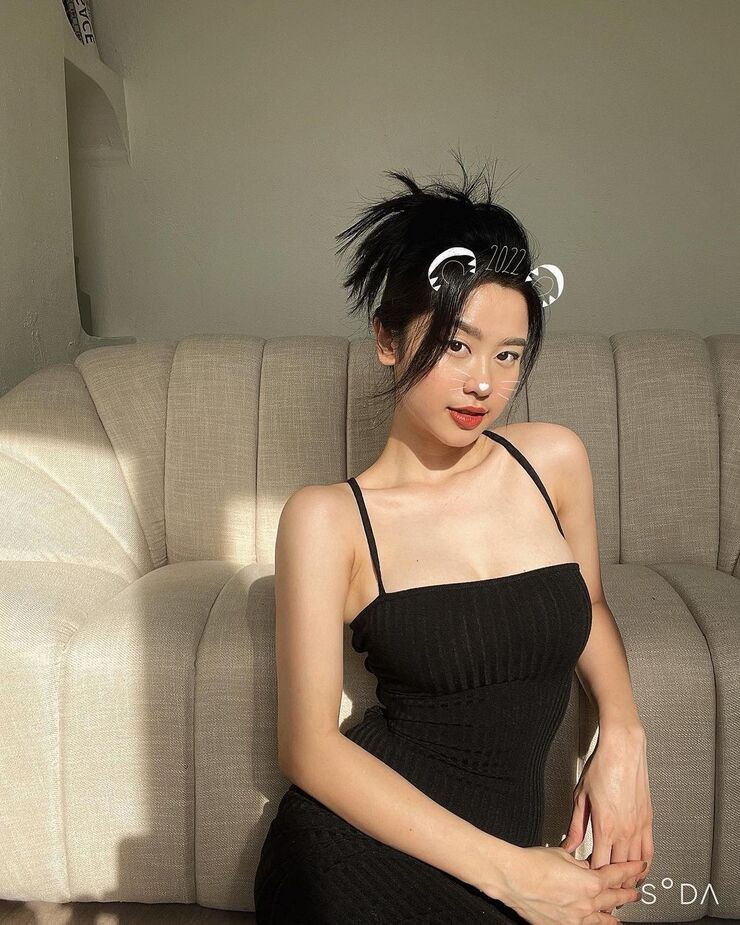 Hàn Hằng cũng từng bị chê bai bởi phong cách thời trang chưa thực sự đúng tuổi. Sau quãng thời gian "ở ẩn", cô nàng đã cập nhật thường xuyên trên mạng xã hội.