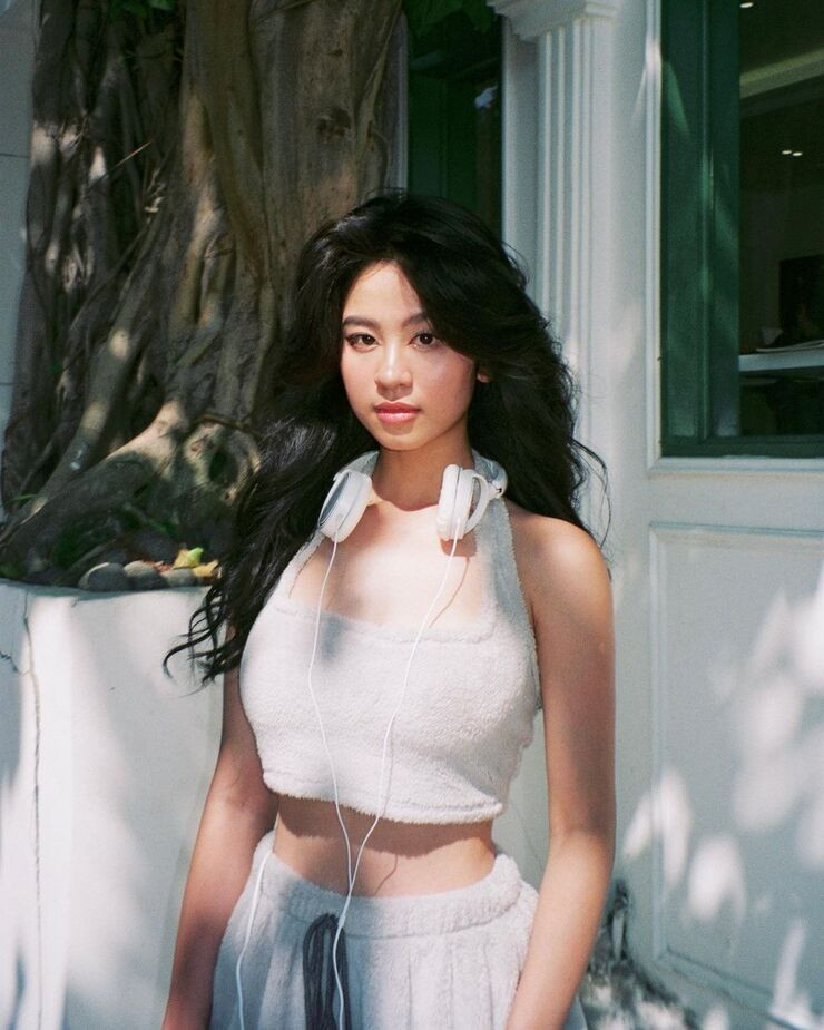 Nếu để ý, Hàn Hằng cũng khá yêu thích những item mang phong cách thể thao, năng động.