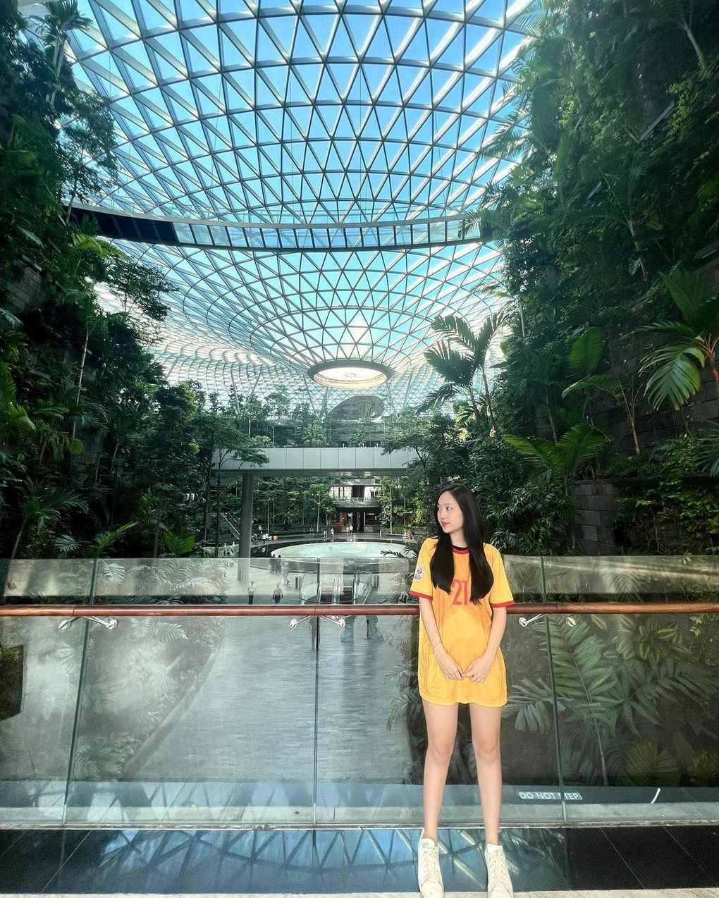 Văn Chuẩn thường xuyên tạo dáng tình cảm để thể hiện sự gắn kết. Chàng thủ môn cũng nhiều lần dành lời khen cho người yêu trên trang cá nhân.