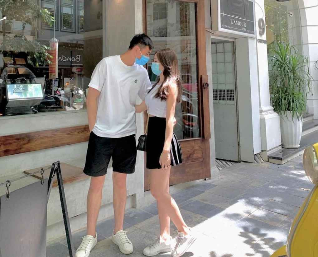 Cộng đồng mạng cho rằng, Văn Chuẩn và bạn gái có thể đã quen nhau từ năm 2020. Đây là thời điểm cầu thủ quê Tuyên Quang bắt đầu đăng ảnh Dương Hà lên trang cá nhân.