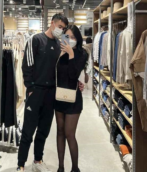 Bạn gái của Quan Văn Chuẩn là Dương Hà (SN 1998). Cô từng là sinh viên Học viện Ngân hàng. Thời gian chính thức hẹn hò chưa được cả hai công khai.