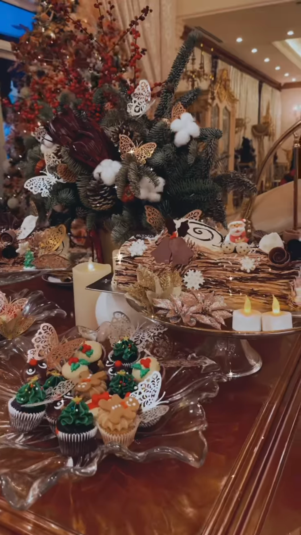 Ngoài hoa lá cành có tone màu hồng to đùng, những cây nhà rich kid Tiên Nguyễn còn được treo cả chuỗi hạt và quả châu lấp lánh.