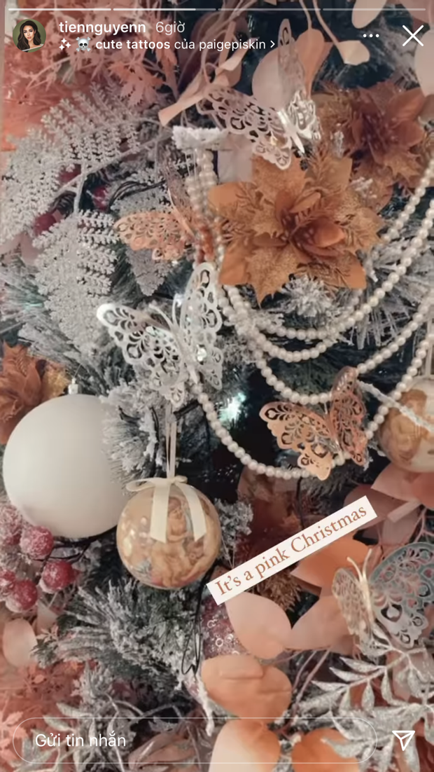 Đây cũng chính là lý do mà rich kid Tiên Nguyễn khoe chuyện matching với cây Giáng sinh nhà mình khi check-in.