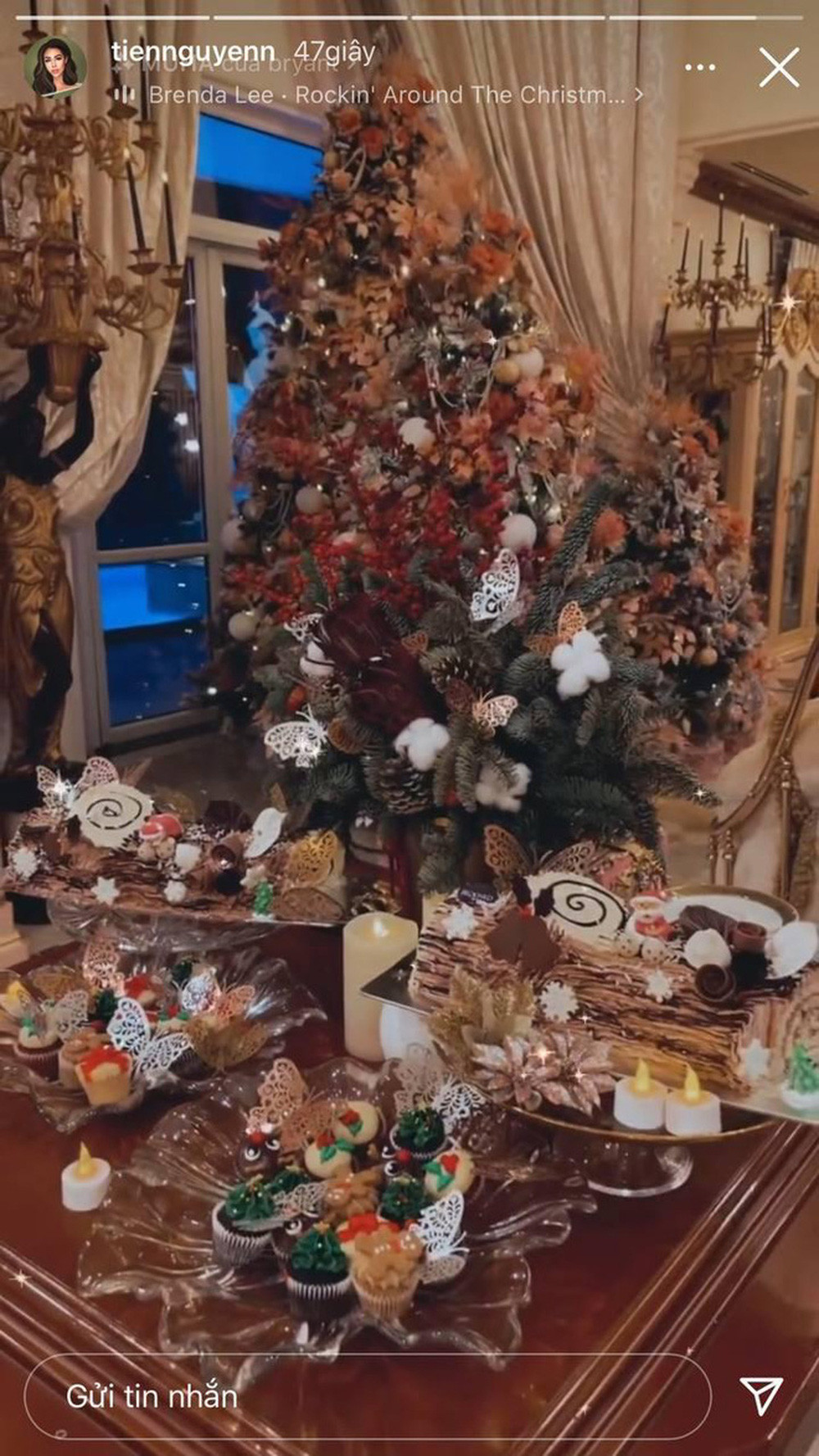 Năm nay nhà tỷ phú Johnnathan Hạnh Nguyễn dựng luôn 3 cây thông Giáng sinh bên trong biệt thự view sông Sài Gòn.