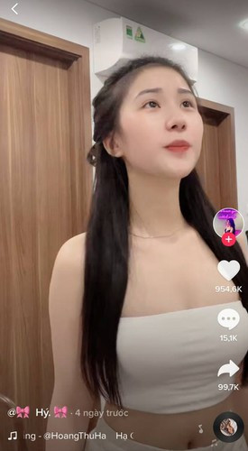 Được biết, cô gái bất ngờ nổi tiếng này tên thật là Nguyễn Thị Thủy Tiên hay còn được gọi là Tiểu Hý.