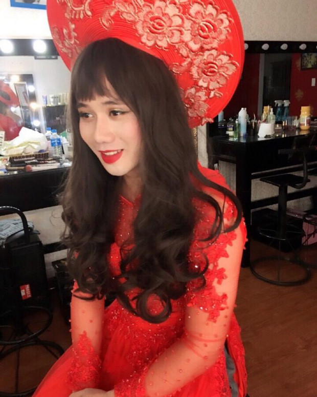 Trái ngược với các đồng đội tại đội tuyển Việt Nam lo lắng vì tóc dài mà không được cắt thì tiền vệ Trần Minh Vương lại khoe bức ảnh tóc dài cực nữ tính.