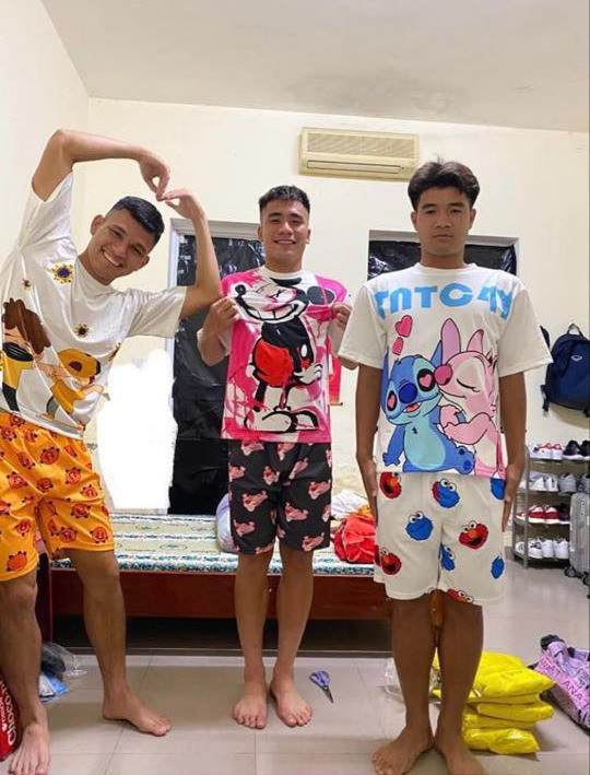 Kể từ khi chỉ thị giãn cách xã hội được đưa ra nhằm phòng tránh dịch COVID-19 đã hơn hai tuần. Đó cũng là khoảng thời gian mà chúng ta không được sử dụng các dịch vụ thông thường, trong đó có việc cắt tóc. Ai đã kịp "húi cua" ngay trước khi cửa hiệu đóng cửa thì chắc vẫn đang thoải mái, nhưng với những người còn lại thì đây quả là khoảng thời gian khó khăn và các cầu thủ ĐTQG Việt Nam cũng không phải ngoại lệ.