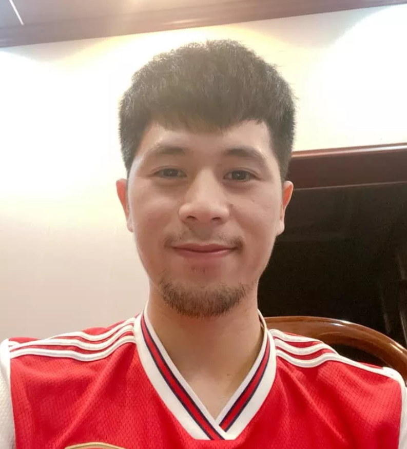 Trong khi đó, Đình Trọng thậm chí còn không cạo râu. Tóc tai bù xù, râu ria xồm xoàm, liệu các fan có nhận ra một Trọng "ỉn" điển trai, thư sinh của trước đây sau khi hết dịch hay không?