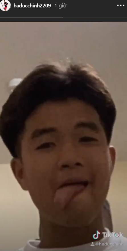 Mới đây, trên trang cá nhân, Hà Đức Chinh đã đăng ảnh và video khoe những bộ đồ ngủ mới được tặng. Có thể thấy tóc anh chàng giờ đã dài và có phần xù lên vì mất nếp.