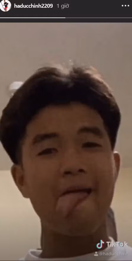 Mới đây, trên trang cá nhân, Hà Đức Chinh đã đăng ảnh và video khoe những bộ đồ ngủ mới được tặng. Có thể thấy tóc anh chàng giờ đã dài và có phần xù lên vì mất nếp.