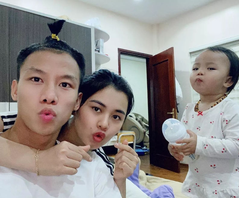 Trong khi Đức Chinh phải ở lại giãn cách xã hội cùng toàn CLB SHB Đà Nẵng thì Quế Ngọc Hải đã được về nhà. Do chưa đi cắt được tóc nên chàng đội trưởng của ĐTQG Việt Nam đã được vợ buộc túm lên theo kiểu "chú tễu".