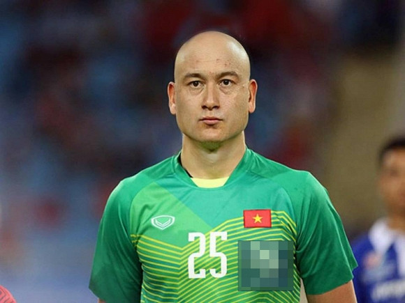 Còn trên MXH, cũng vì chuyện tóc tai của các cầu thủ ĐTQG Việt Nam, nhiều dân mạng đã đưa ra những bức ảnh chế. Nạn nhân đầu tiên đó là thủ môn Việt kiều - Đặng Văn Lâm. Chàng thủ thành này bị dân tình dùng thủ thuật làm biến mất bộ tóc của mình.